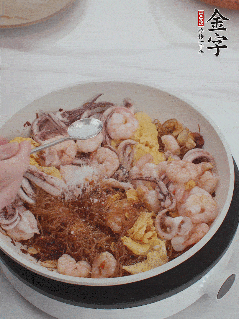 加雞蛋，蝦仁，魷魚混合。