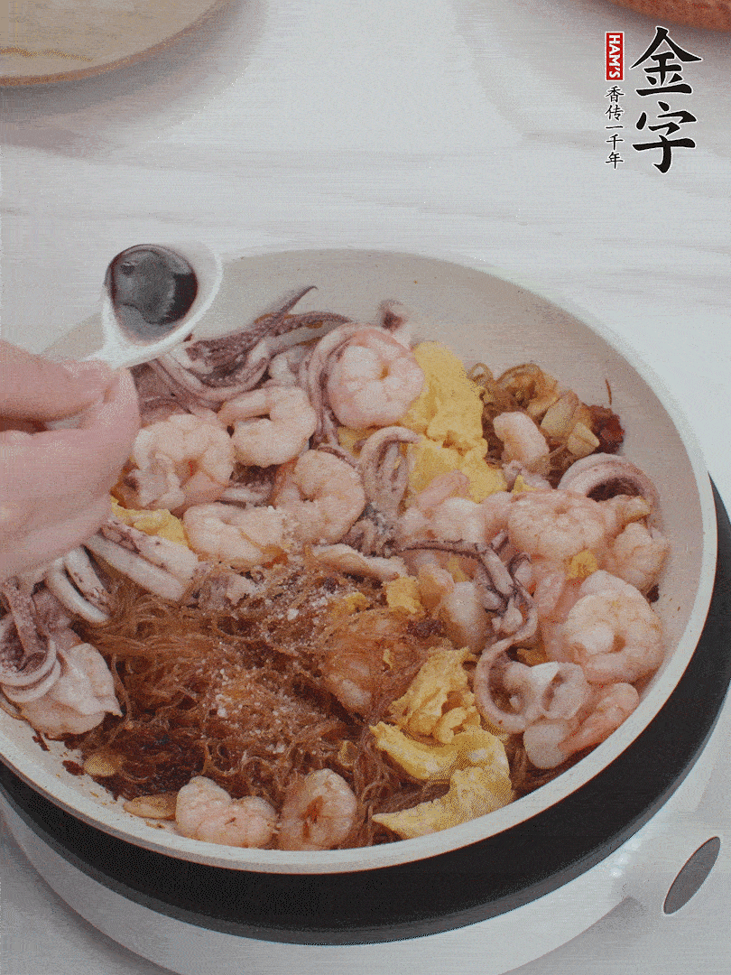 放1/3勺鹽、1/3勺雞精、1/3勺糖、2/3勺生抽調(diào)味。