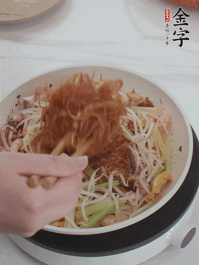 放焯好水的香芹、豆芽翻炒挑松。