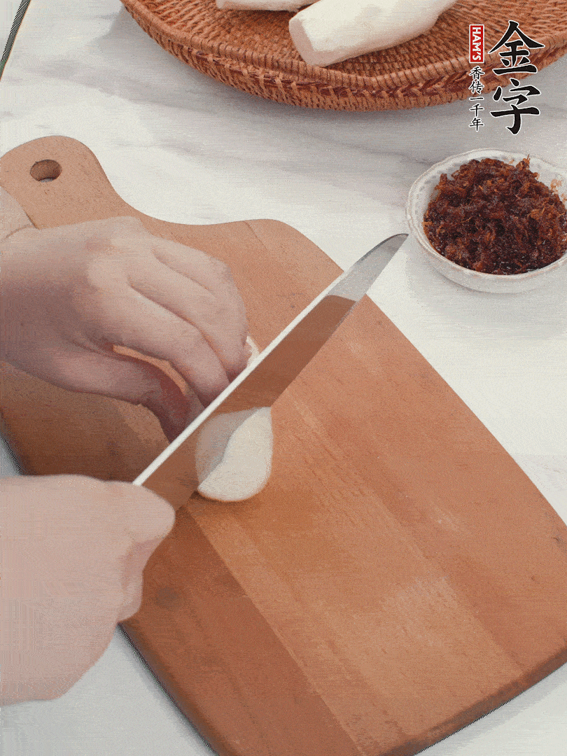 茭白剝殼，洗凈后切滾刀塊。