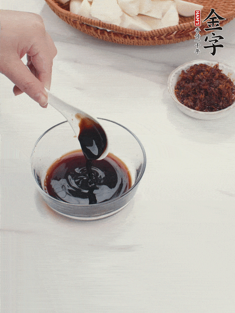 將生抽、老抽、黃酒和白砂糖在小碗里調(diào)成味汁。