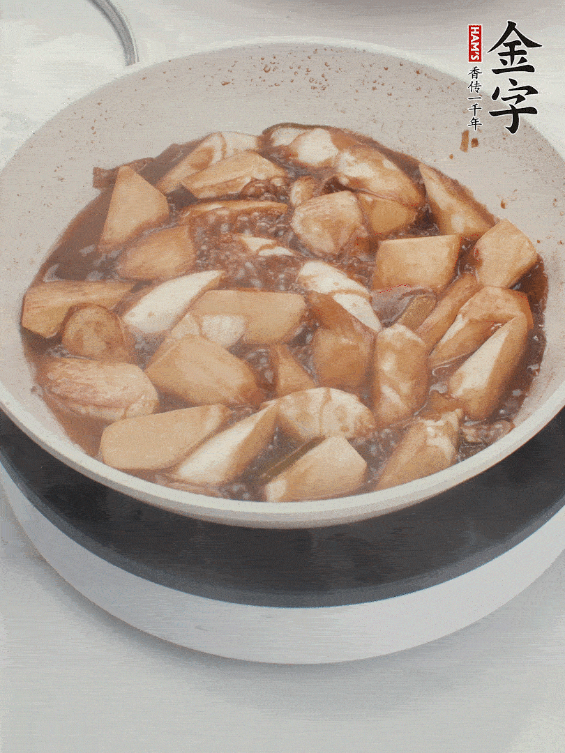 待茭白煸到微微發(fā)黃加入調(diào)好的味汁翻炒。加一小碗清水蓋蓋子燜3-4分鐘。