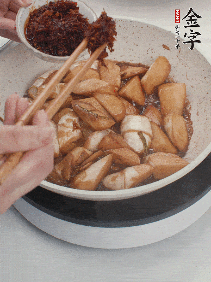 湯汁收濃，加金字火腿XO醬翻炒均勻。