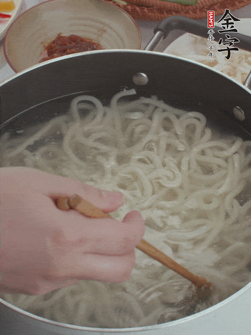 鍋中水煮沸，下烏冬面焯5秒鐘，撈出瀝干。