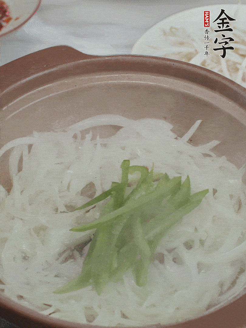 放烏冬面、青紅椒、豆芽。