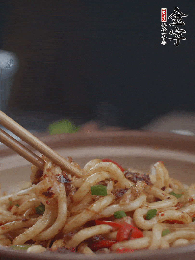 一小撮鹽調(diào)味。最后可以點綴香蔥段。