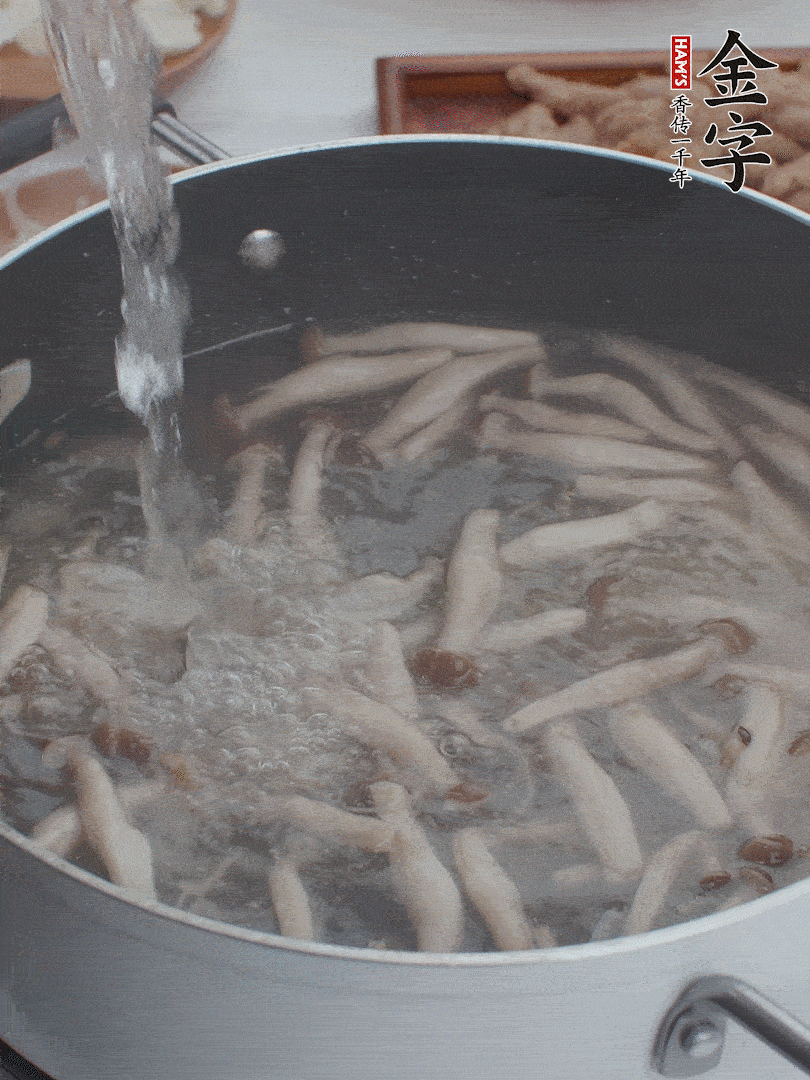 油熱爆香大蔥、蒜末，下蟹味菇炒軟，放清水。