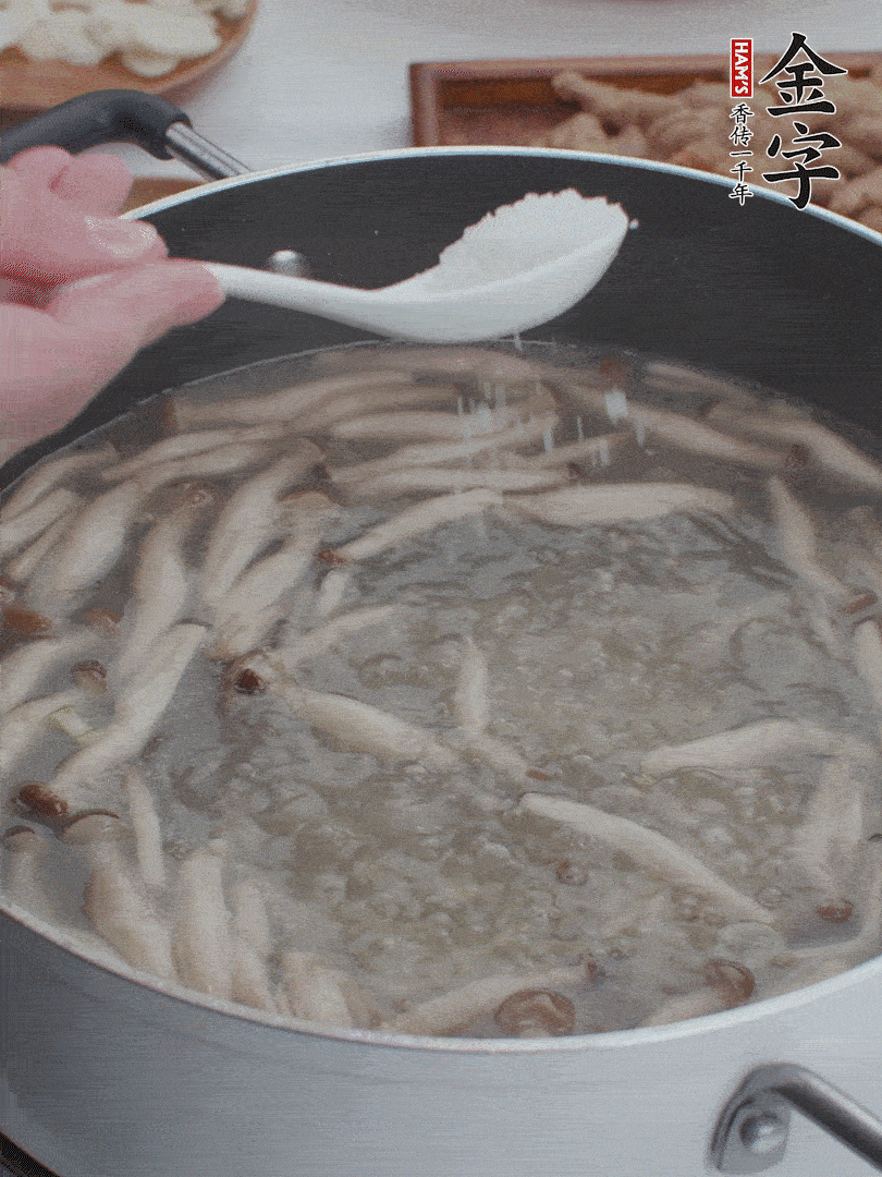 1勺鹽、一點胡椒粉調(diào)味。