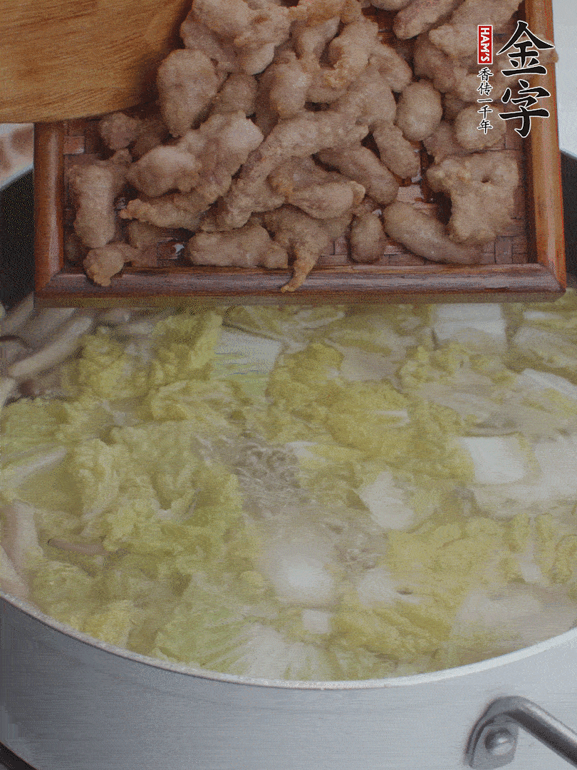 水開后煮10分鐘，下娃娃菜、小酥肉煮3分鐘。