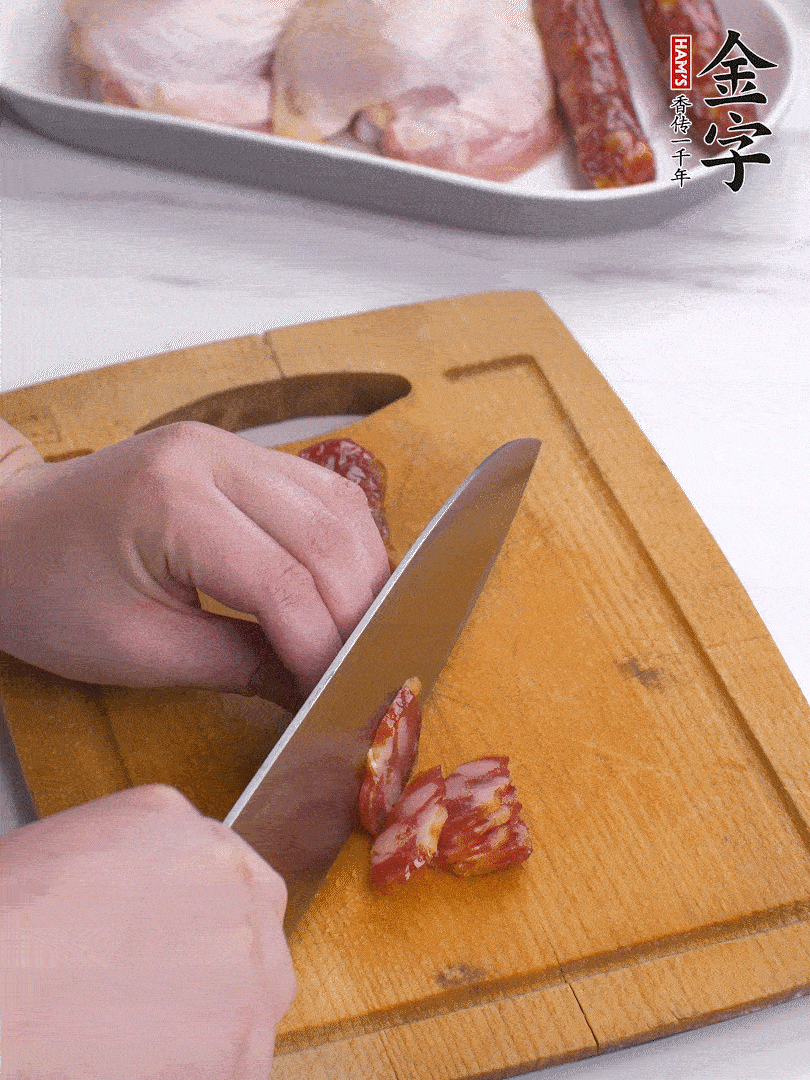 雞大腿去皮去骨切成塊，金字香腸切片，干香菇泡發(fā)切片，小蔥切蔥花。