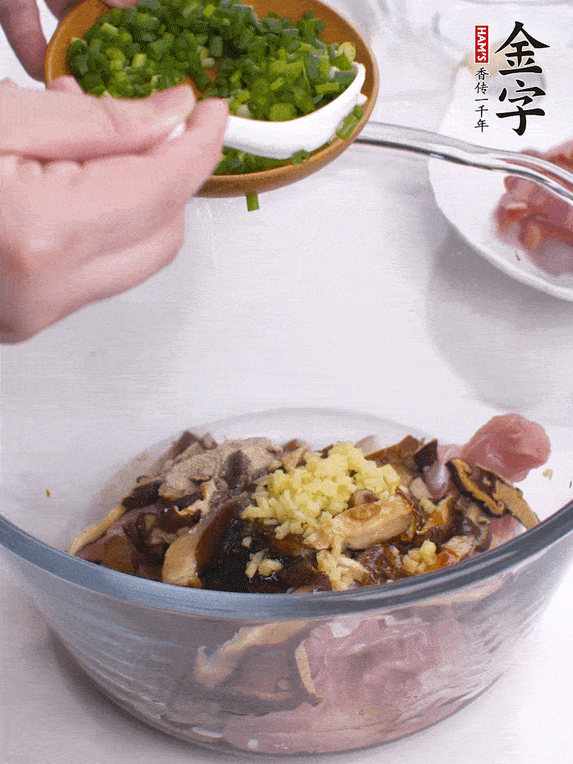 雞肉、香菇混合，加清水1/3杯、料酒1勺、蠔油1勺、鹽1勺、糖1/4勺、白胡椒1/4勺、食用油1勺、香油1/4勺、姜末、蔥花，攪拌均勻腌制2小時(shí)。