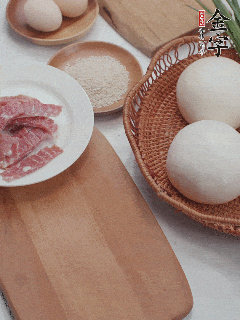 金字培根火腿切小片；饅頭、洋蔥切丁；香蔥切丁。