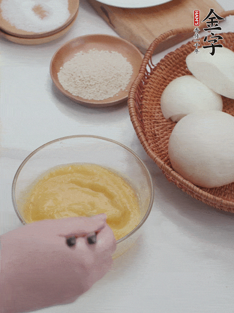 2個雞蛋加入1小勺鹽、1/2小勺胡椒粉打散。