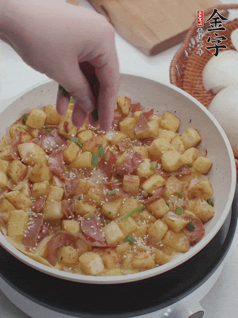 淋入剩余蛋液，蛋液凝固，撒上蔥綠和熟芝麻。