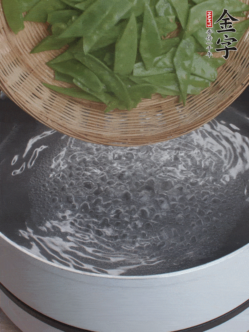 甜豆莢撕掉老筋，斜切兩半，焯水1分鐘。