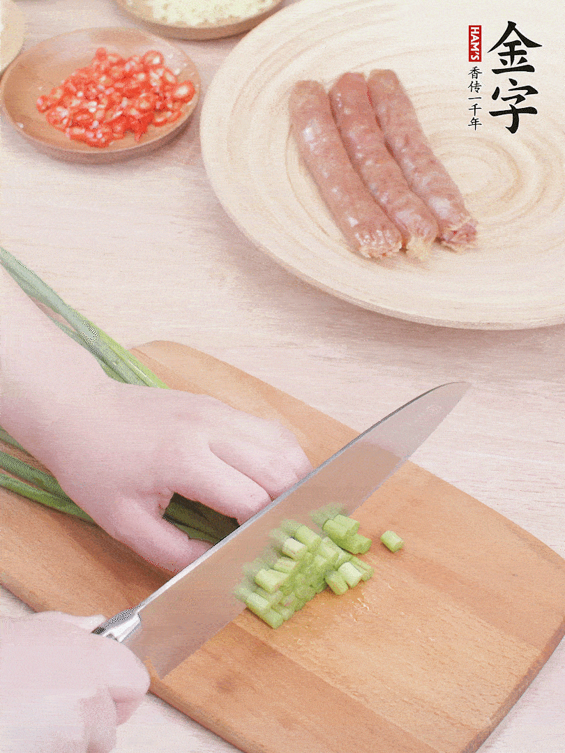 蒜苔切丁，蔥姜蒜切小丁，小米辣切圈。
