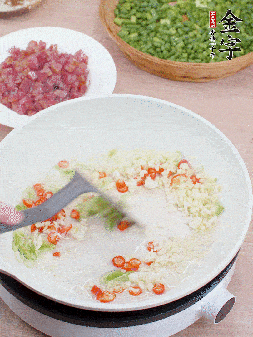 鍋中熱油，蔥姜蒜、小米辣煸香。