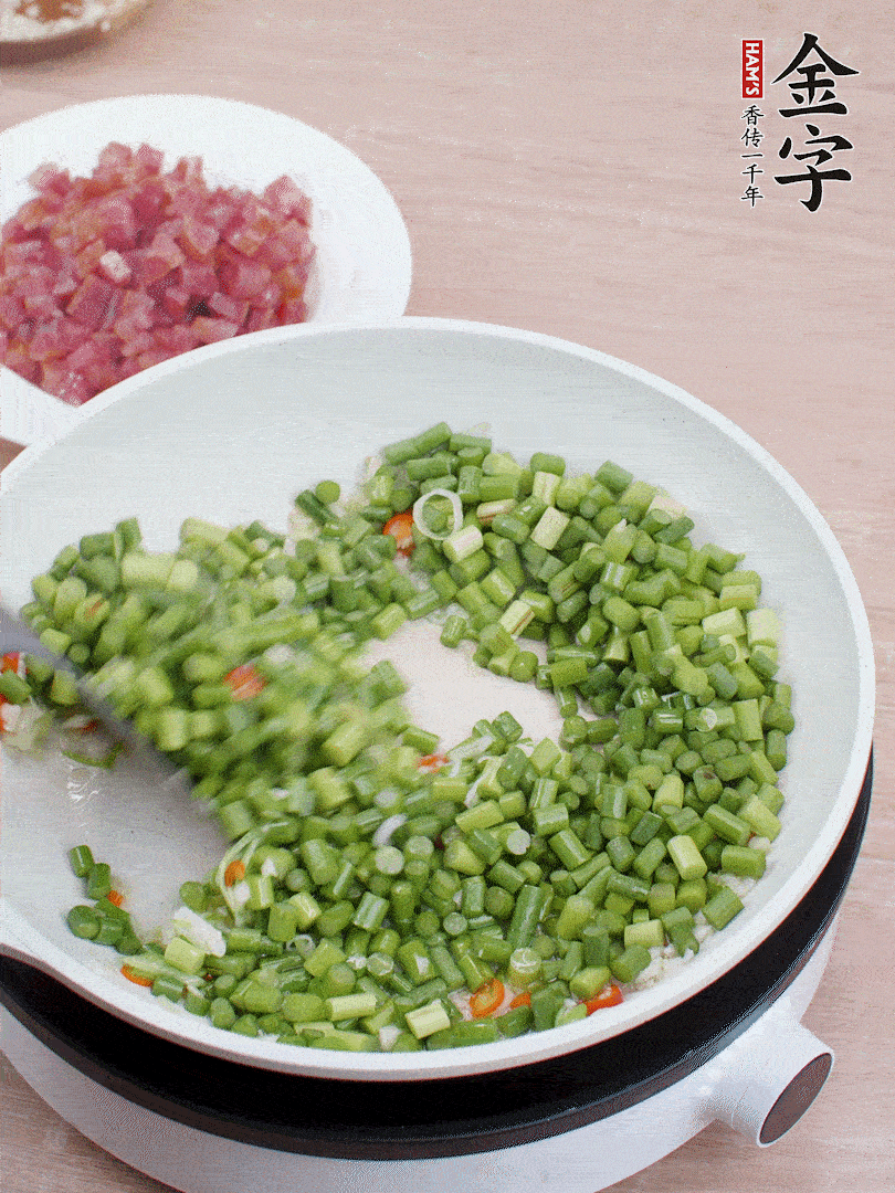 下蒜苔丁、一點(diǎn)鹽翻炒。