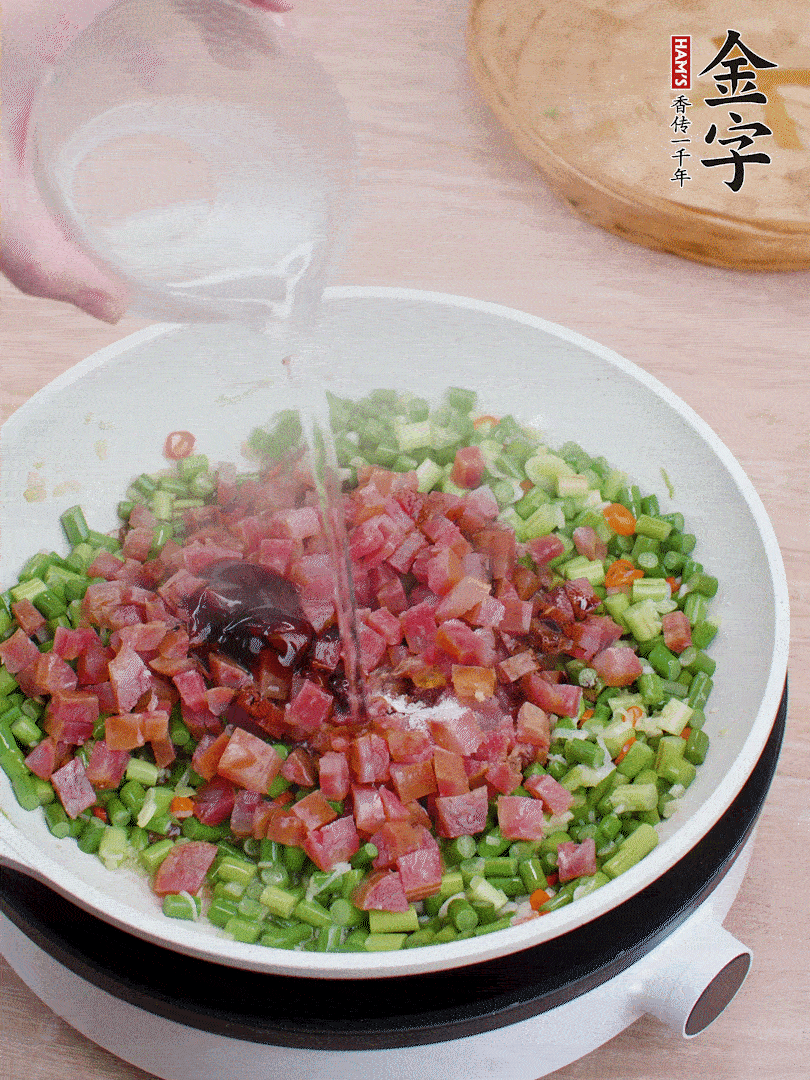 放香腸丁、1勺老抽、1勺蠔油、1/3勺白糖、少許清水炒至斷生。