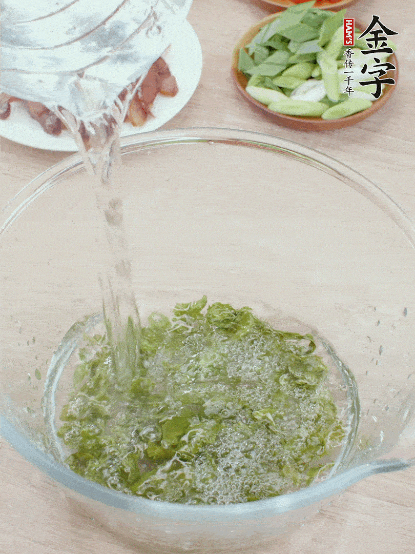 萵筍干溫水泡2小時，青紅辣椒切圈，姜切片，青蒜斜切段。