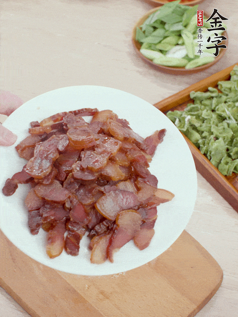 臘肉水煮15分鐘，切薄片。