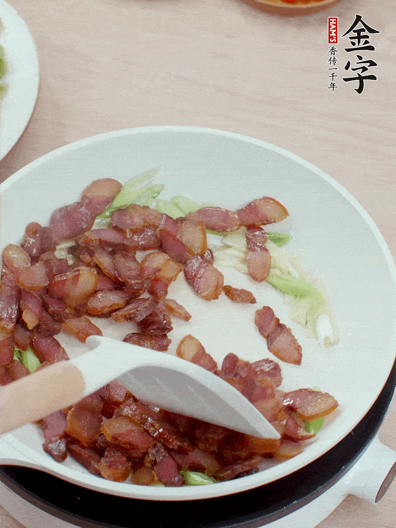 鍋中少許油，姜、蒜白爆香，下臘肉煸出油脂。
