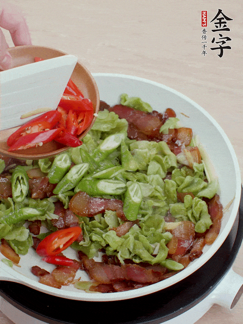 放萵筍干、青紅椒圈爆炒1分鐘。