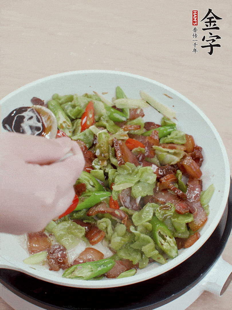 2勺生抽調(diào)味，最后撒蒜葉。