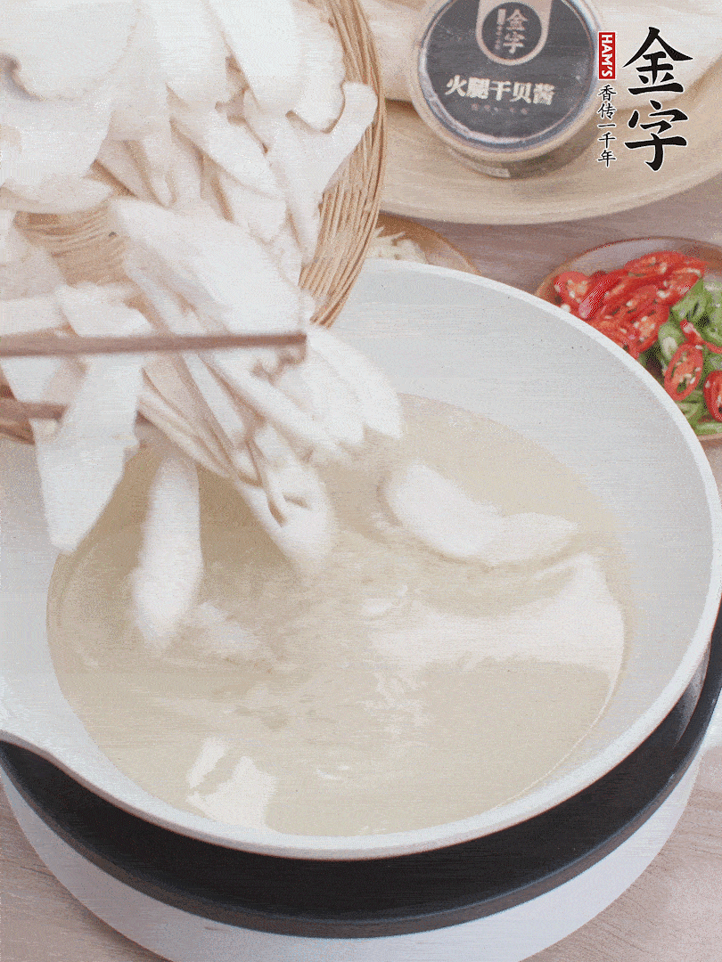 杏鮑菇切成片，油溫7層熱炸2分鐘。