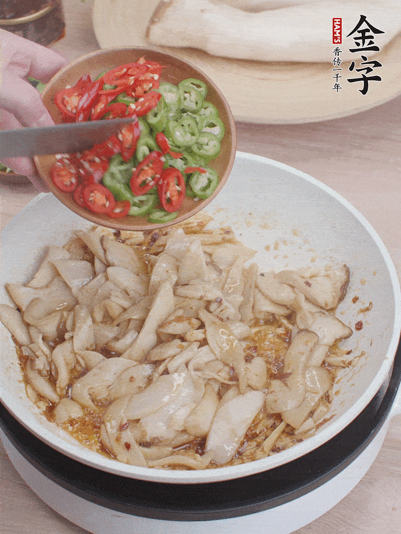 下杏鮑菇、青紅辣椒炒出香味。