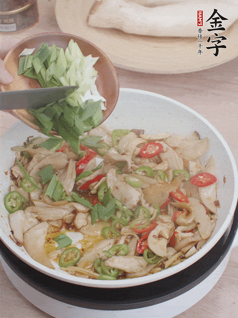 淋少許料酒、最后放大蒜葉。