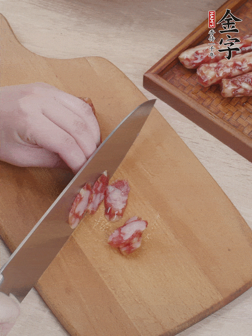 金字香腸斜切片，芹菜切段，小洋蔥切絲，綠菜椒切小塊。