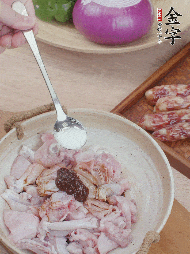 牛蛙塊加1勺柱候醬、1勺生抽、1/3勺白砂糖腌漬20分鐘。