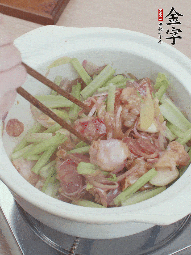 下牛蛙、芹菜、香腸翻炒。