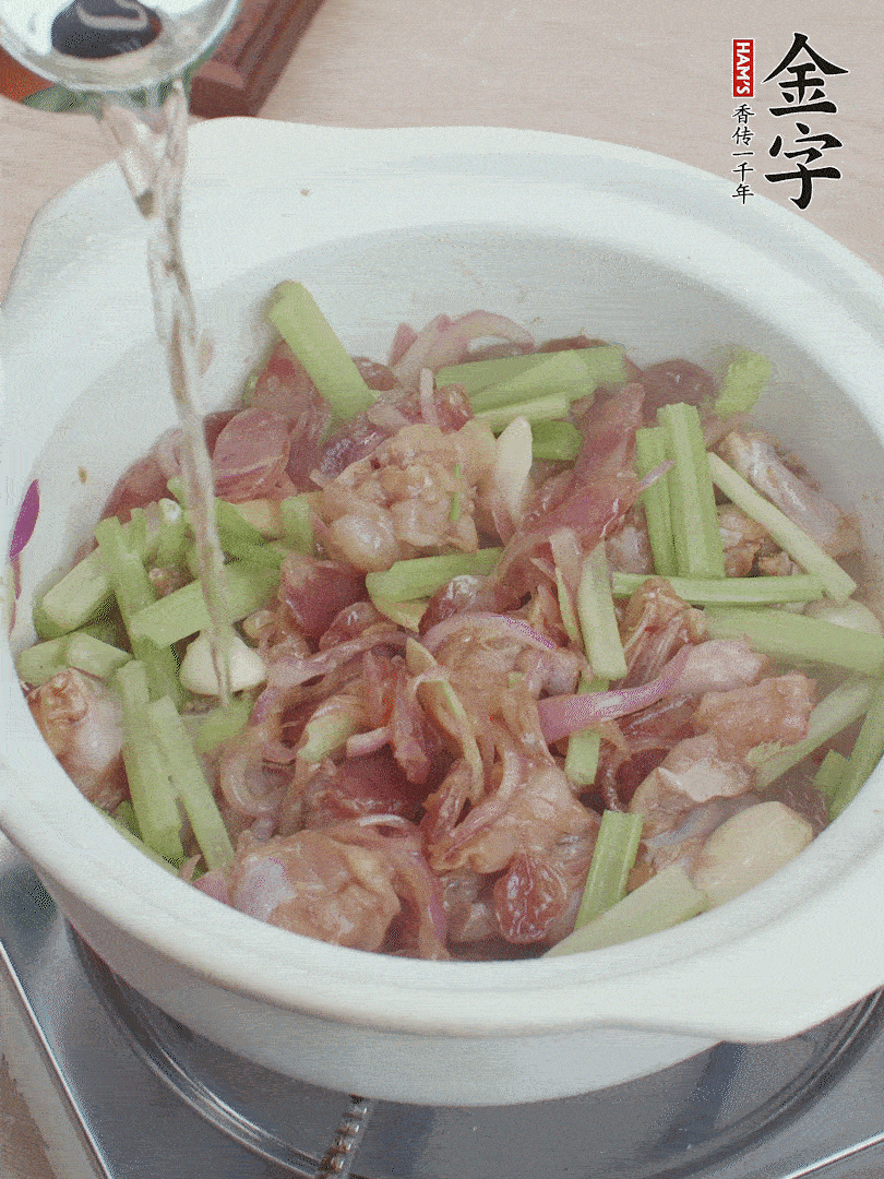 牛蛙變色后，淋點(diǎn)啤酒，加蓋后調(diào)小火燜10分鐘。