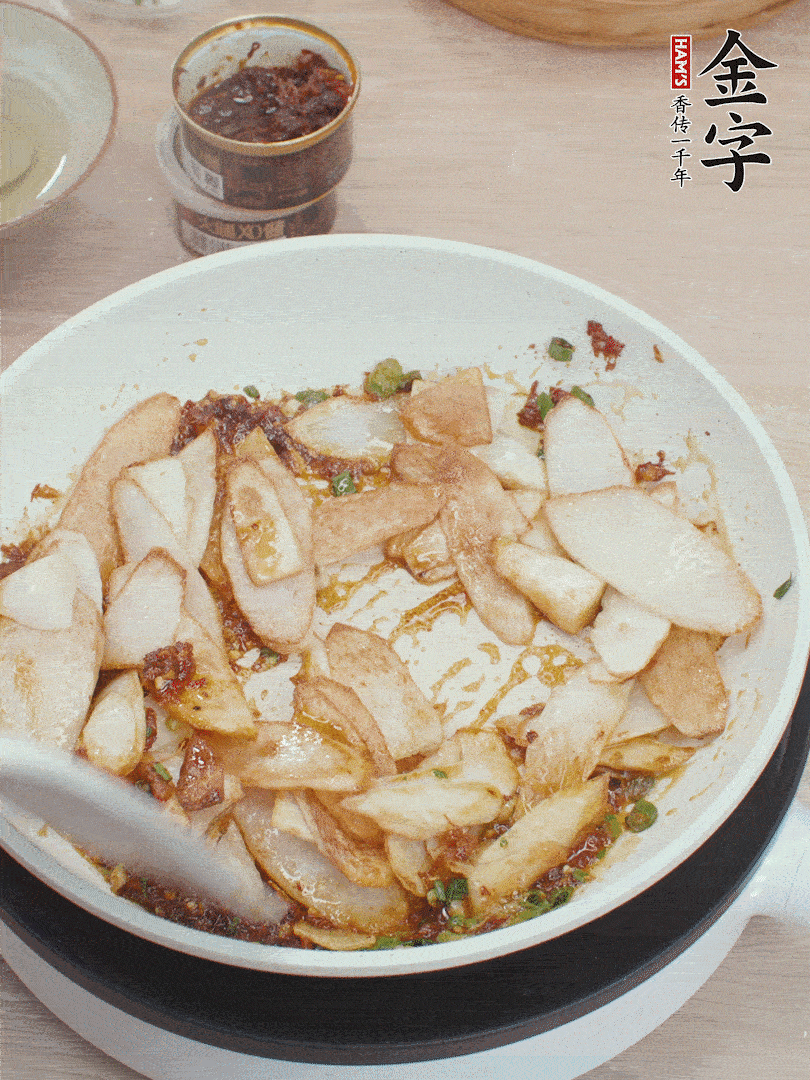 下山藥炒勻，撒蔥花。