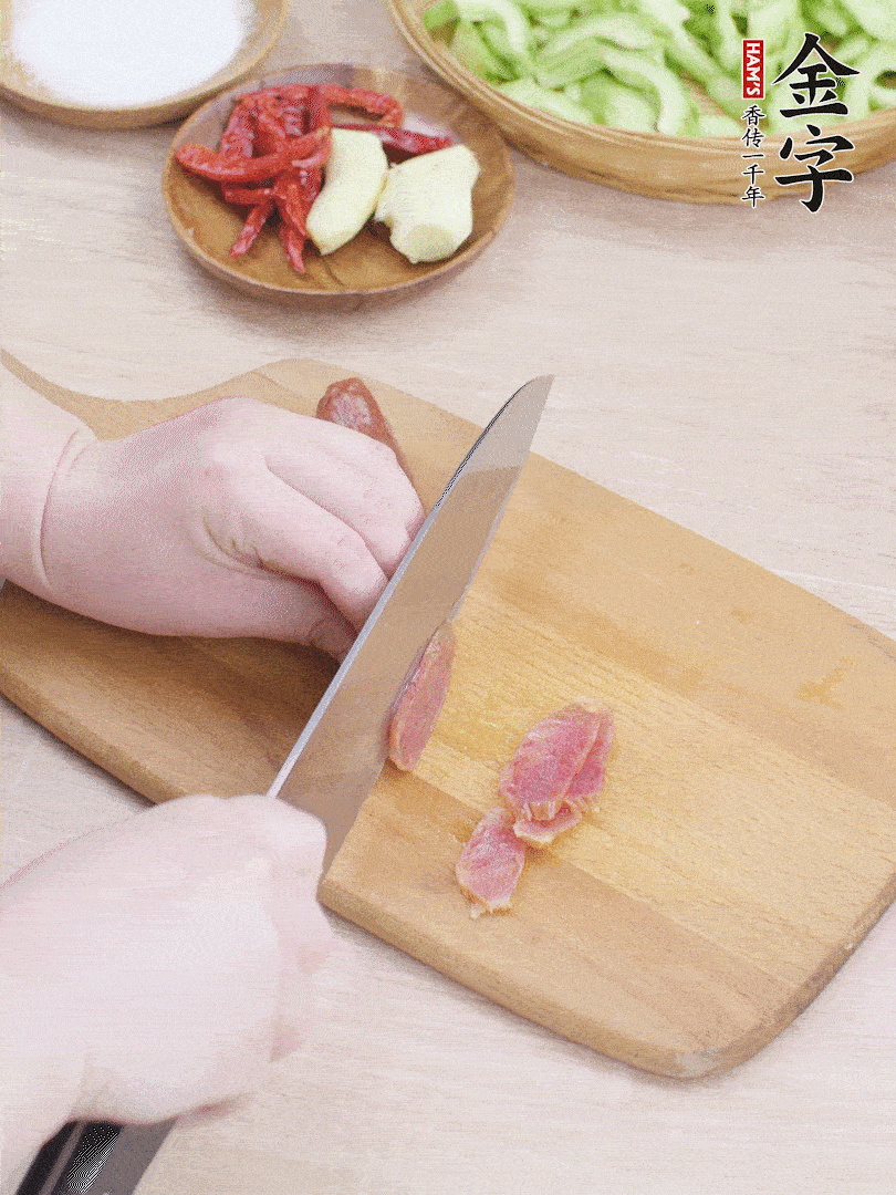 金字土香腸水煮10分鐘，切薄片。