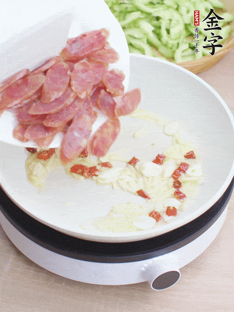 油5成熱時(shí)，姜、蒜、辣椒爆香。