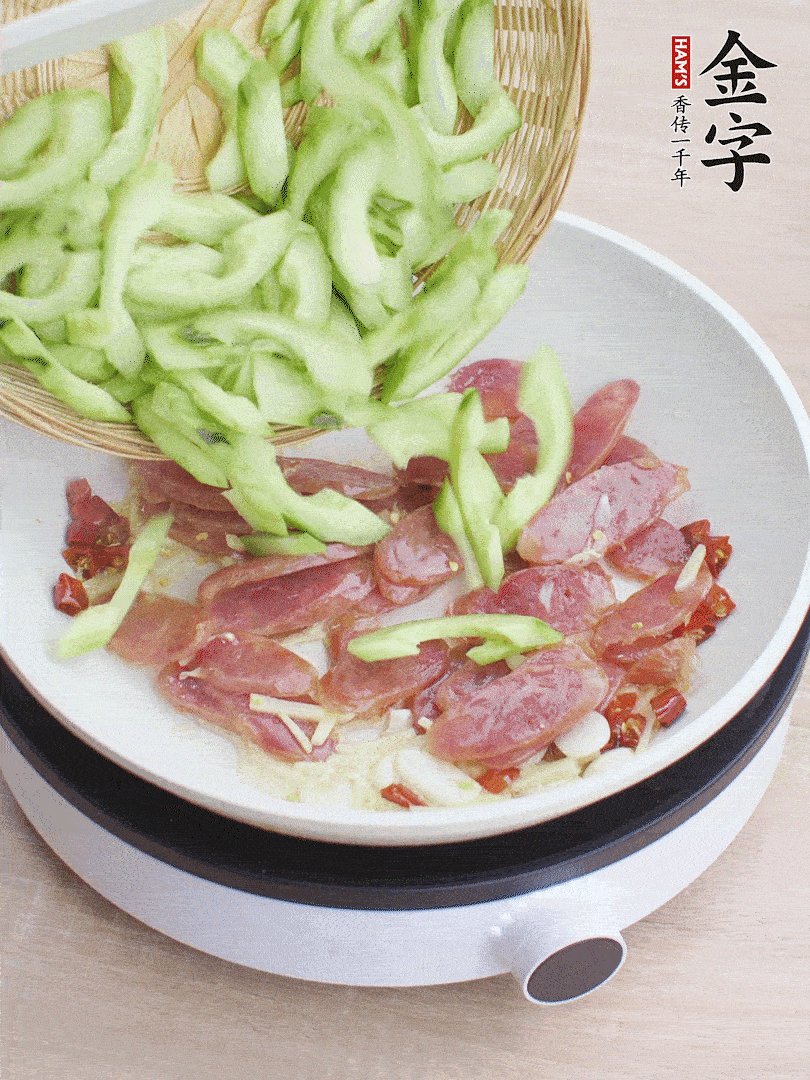 下香腸煸出油脂，放黃瓜翻炒。