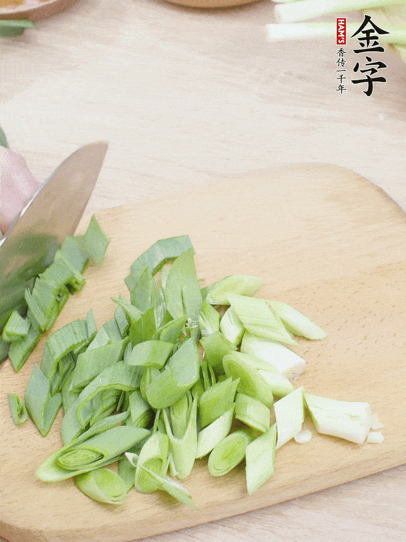 青蒜切段。（蒜白可以拍一下，再斜著切）