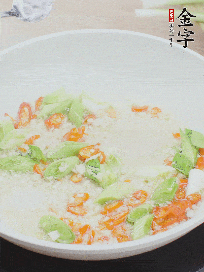 油5成熱時(shí)，下蒜末、辣椒、蒜白煸炒。