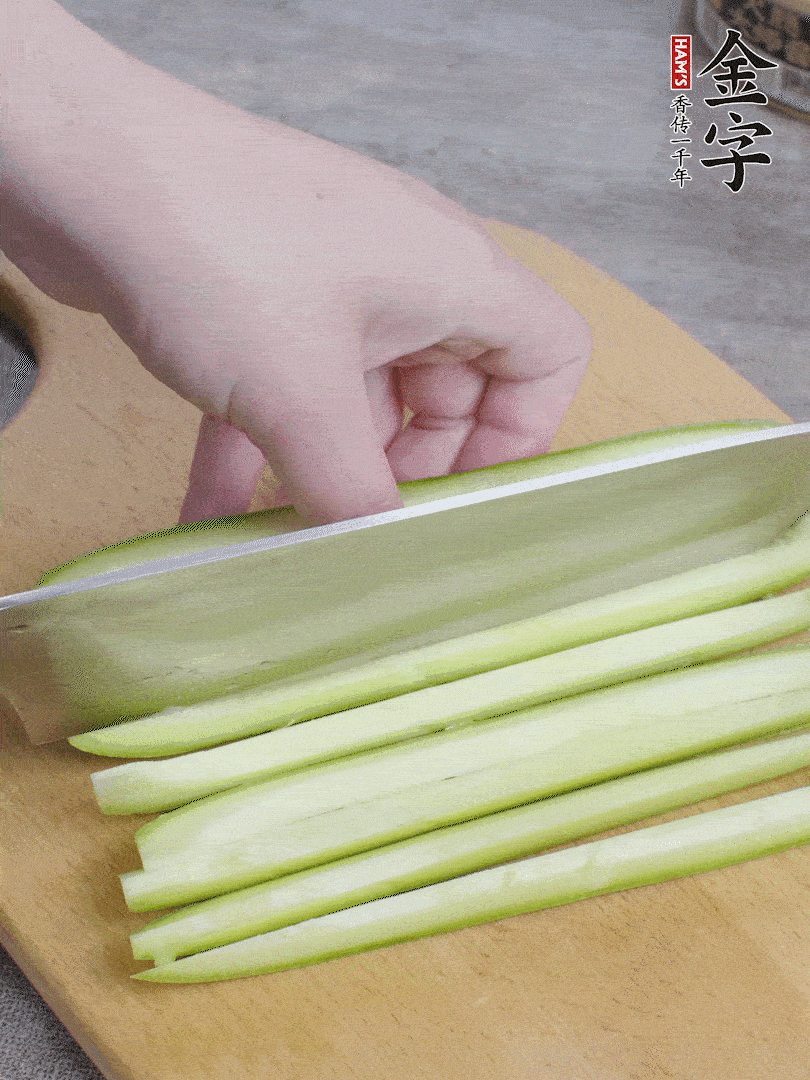 西葫蘆對(duì)半切，去瓤切條。