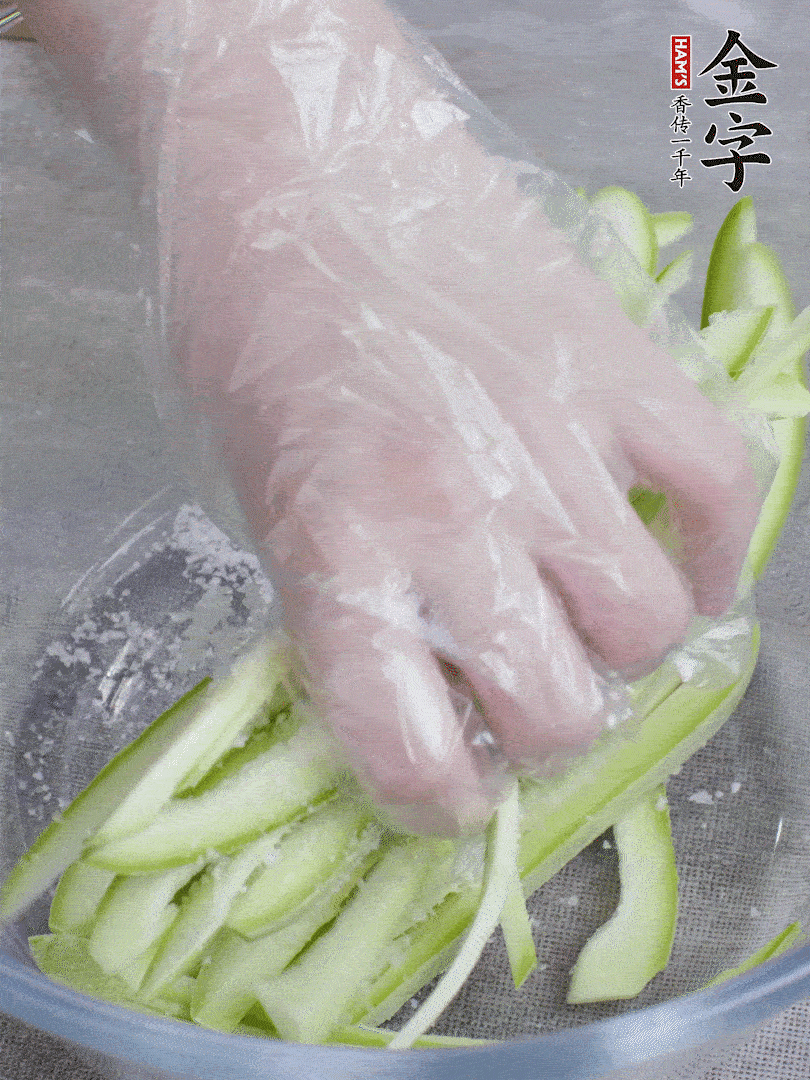 加鹽腌制15分鐘，清洗后擠干水份。