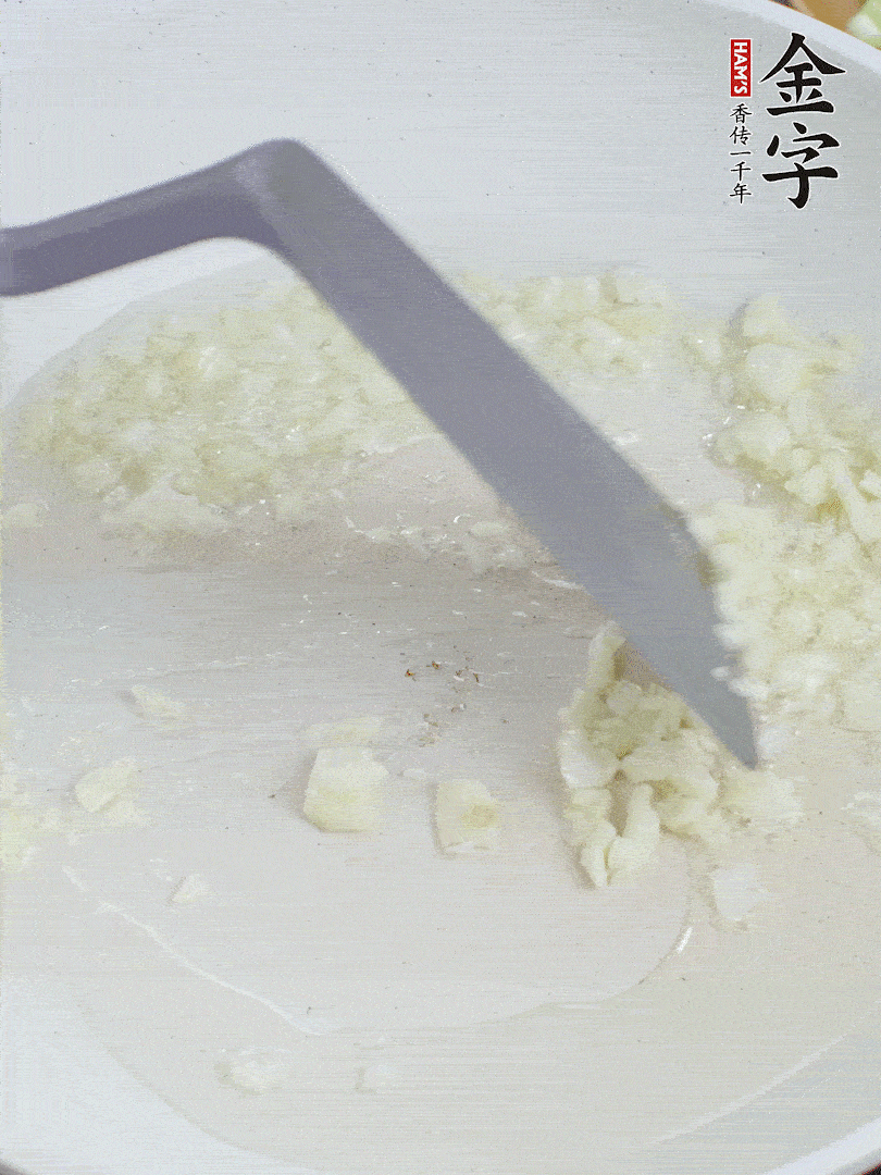 冷鍋熱油，下大蒜煎至兩面微黃。