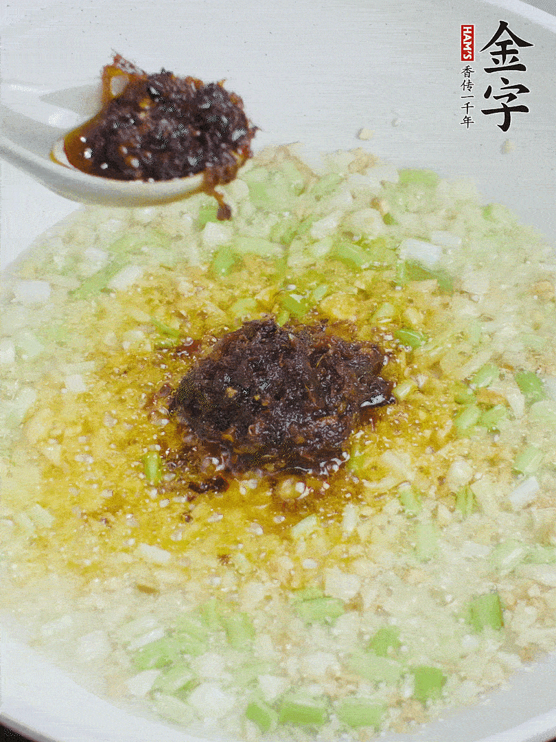 下蔥姜、1大勺金字火腿大師醬爆香。