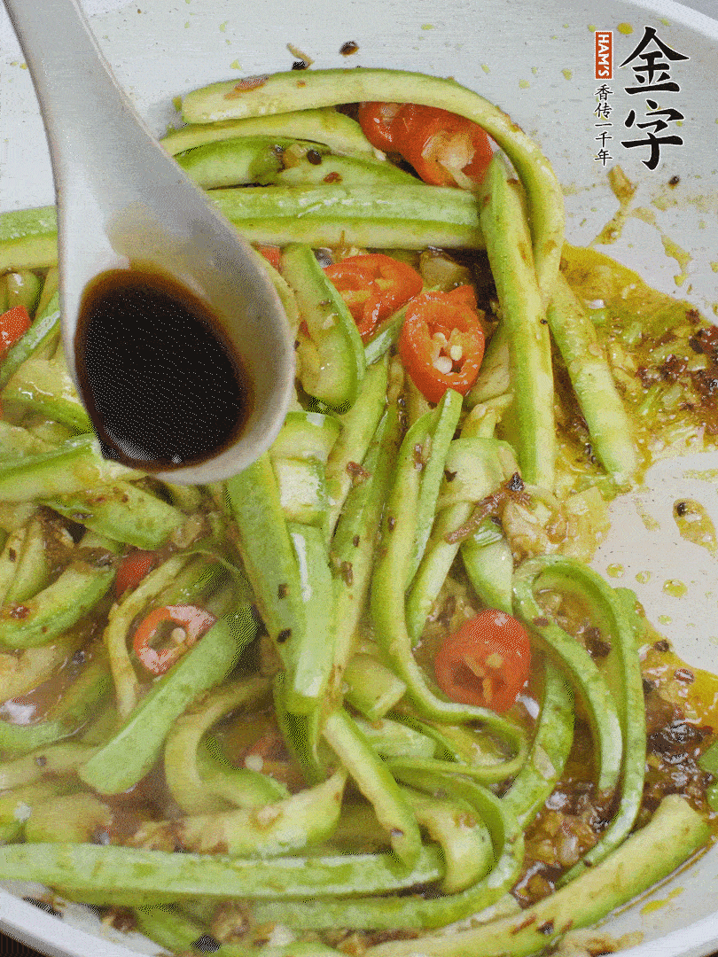 下西葫蘆，加1勺生抽、半勺蠔油、辣椒圈翻炒至斷生。