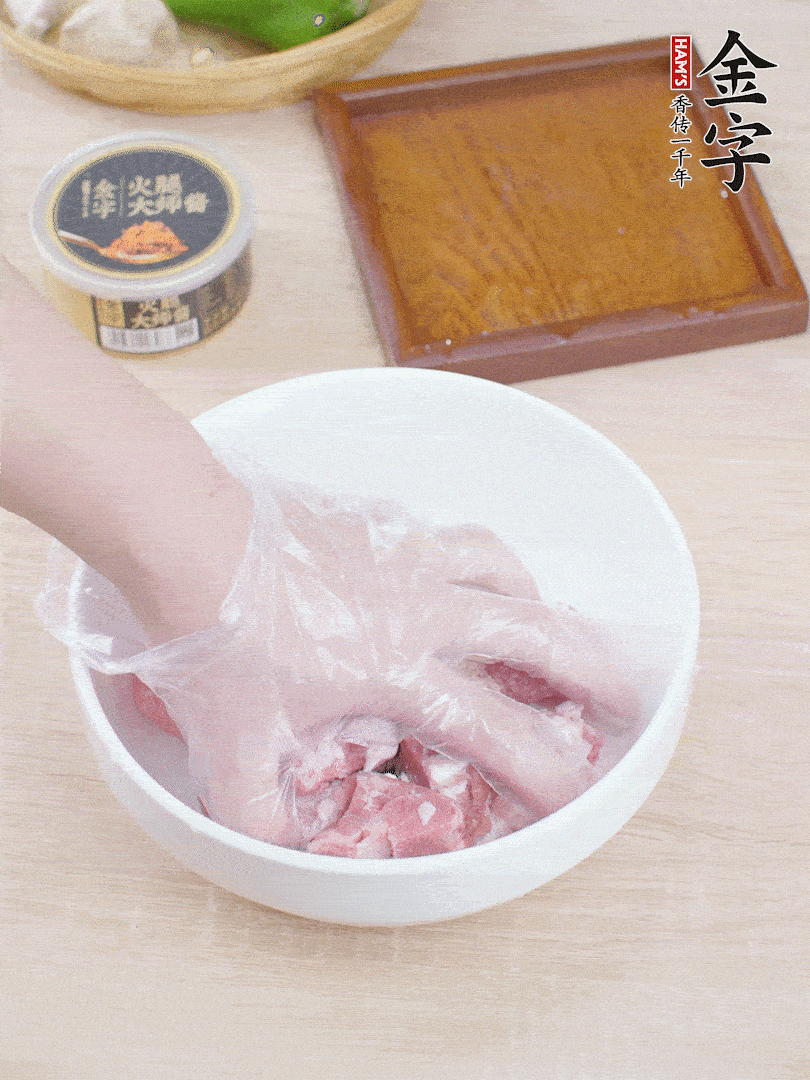 豬小排，加1勺料酒、1勺蠔油、1/3勺白胡椒粉、淀粉，抓拌均勻腌漬30分鐘。青椒去蒂去籽切塊。洋蔥去皮切塊。