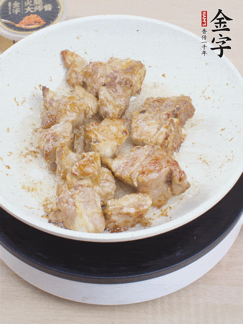 油4成熱，下小排煎炒至邊緣微微發(fā)焦。