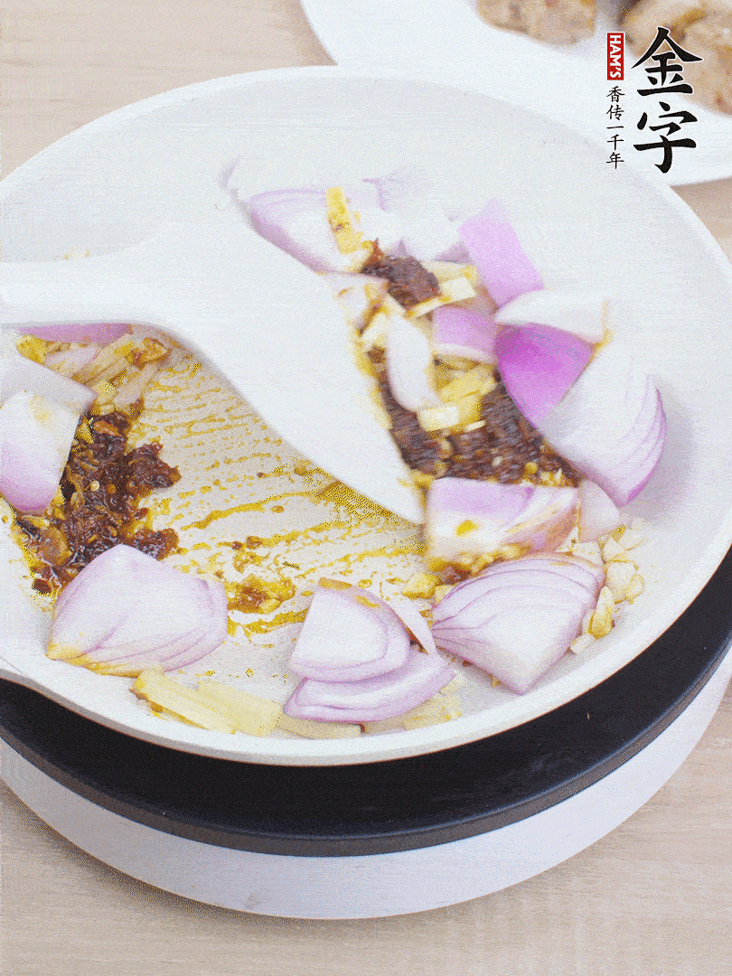 另起一鍋，姜、蒜末、1勺金字火腿大師醬、洋蔥塊炒香。