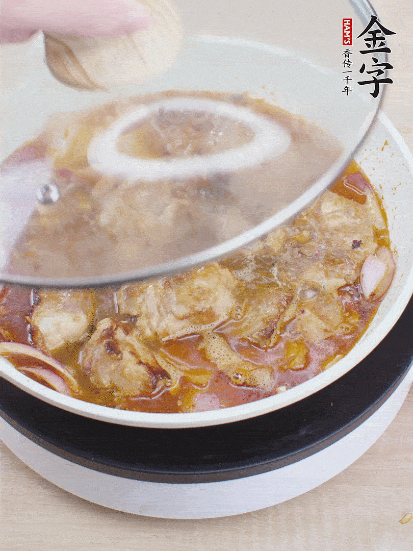 下小排翻炒，加1勺生抽、1點(diǎn)白砂糖和少許水燜2分鐘。